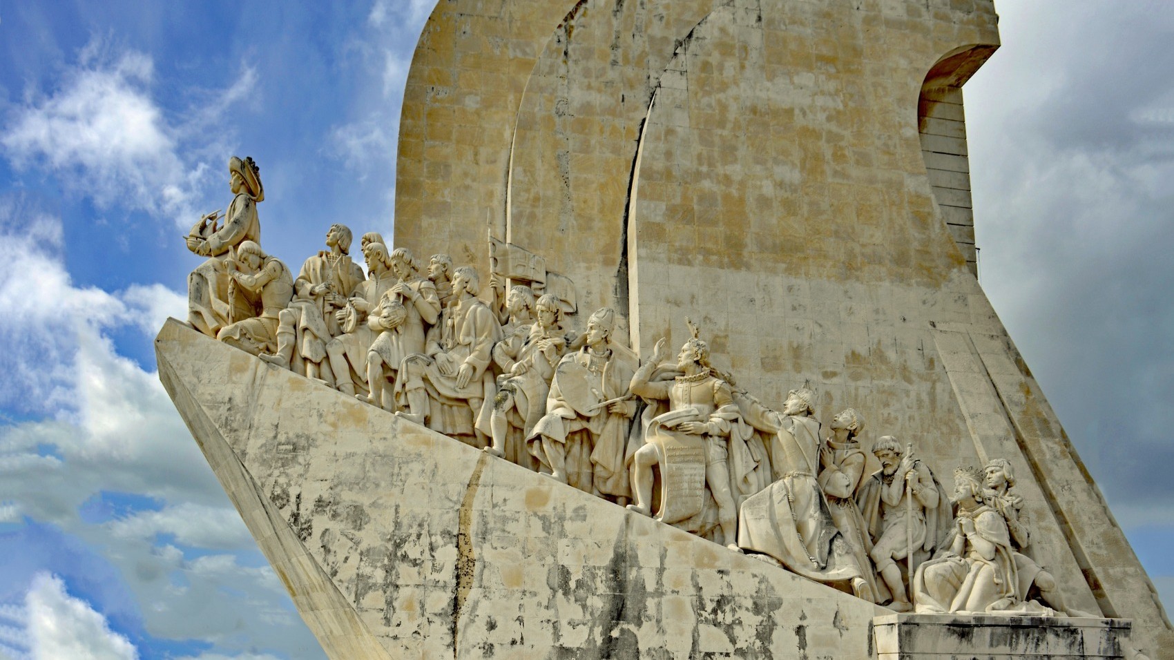 Lisbon-highlights-River-Cruise-discovery-monument
